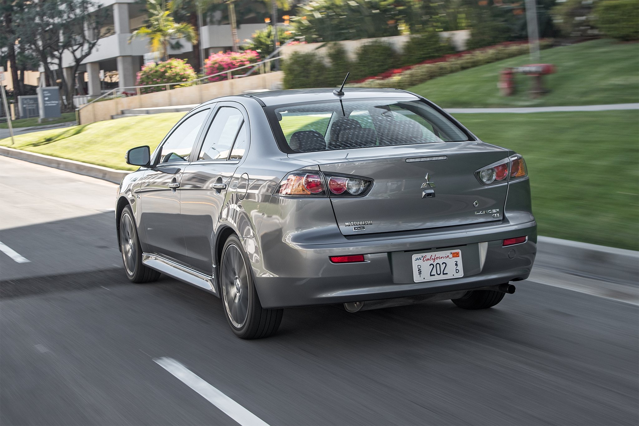 Mitsubishi Lancer detrás